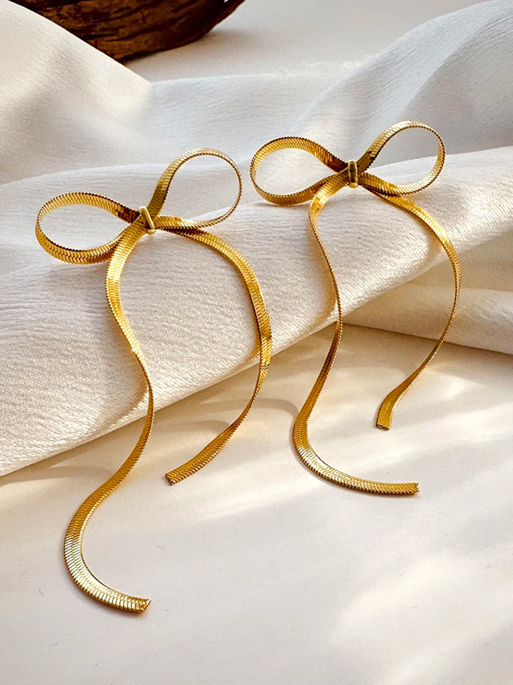 Cate – Lange Ohrringe Goldene Schlange Kette Knoten