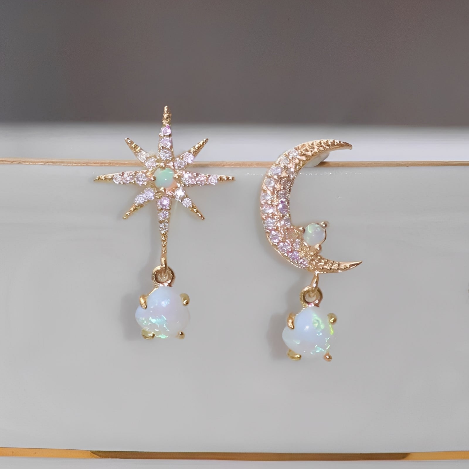 Astra – Goldene Ohrringe Mond & Stern in Opal