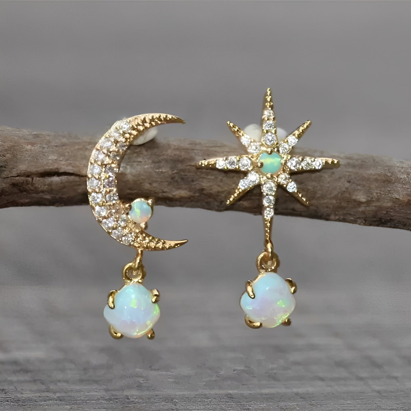 Astra – Goldene Ohrringe Mond & Stern in Opal