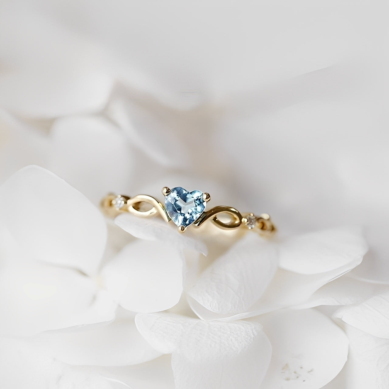 Yllara – Einfacher Ring mit Herz eingebettet Silber & Gold