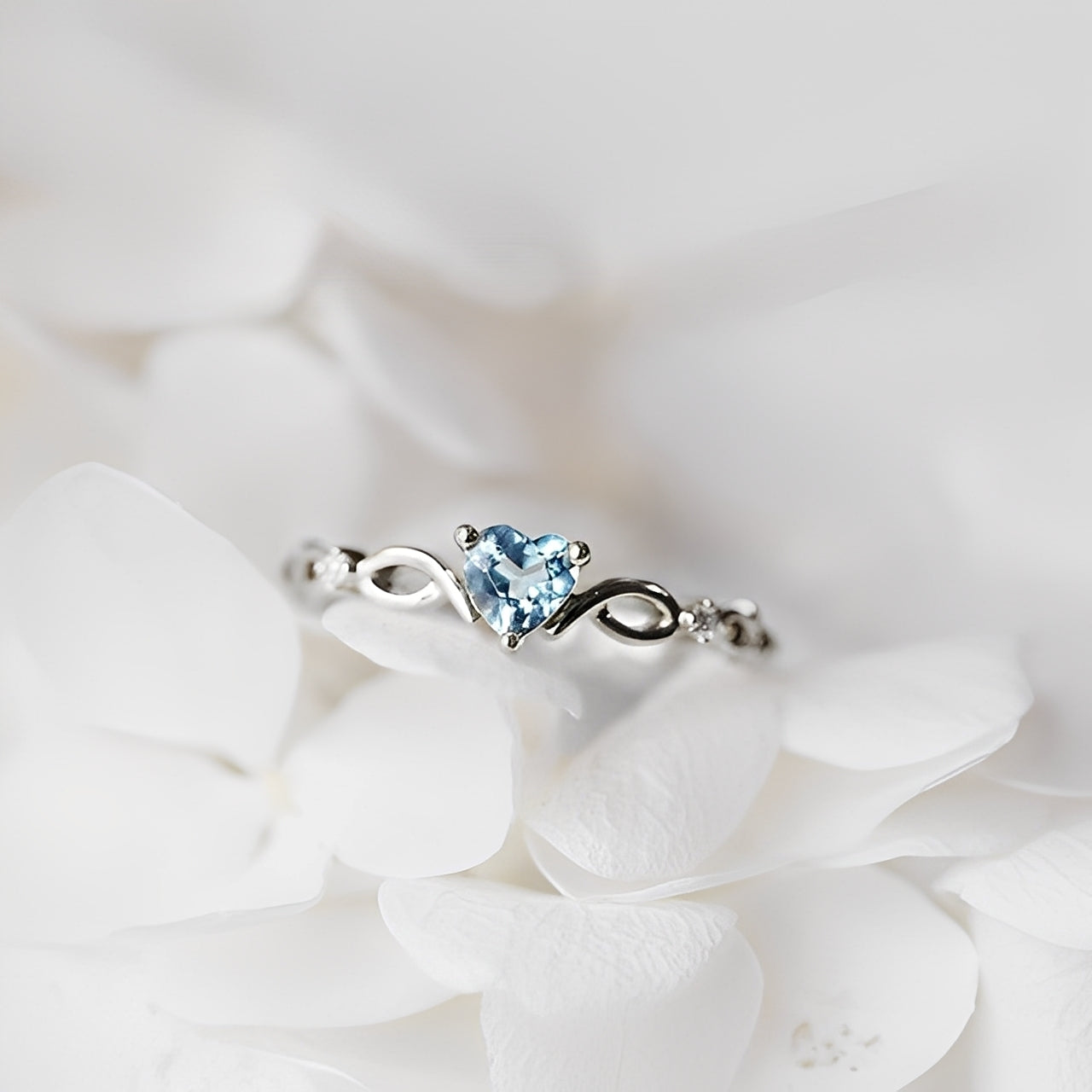 Yllara – Einfacher Ring mit Herz eingebettet Silber & Gold