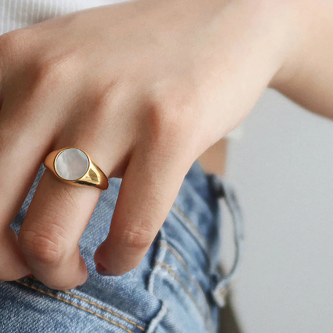 Daphne – Ring aus Gold mit Perlmutt