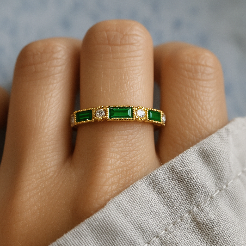 Alex – Ring aus Gold mit grünem Zirkon besetzt