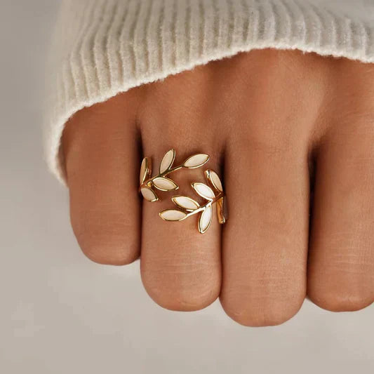 Pria – Eleganter Ring aus Weißem Opal und Blatt