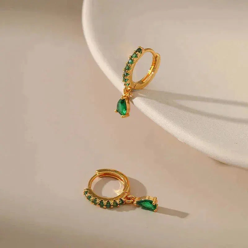 Amara – Goldene Ohrringe mit Emerald und Zirkonia