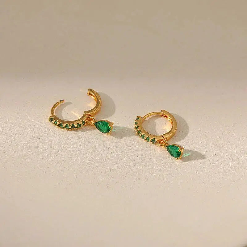 Amara – Goldene Ohrringe mit Emerald und Zirkonia