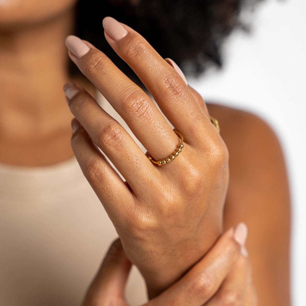 Neri – Einstellbarer Anti-Stress-Ring mit Perlen