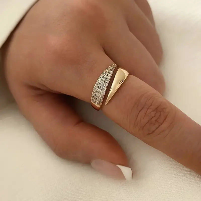 Emiko – Ring Gelbgold mit Leuchtenden Steinen