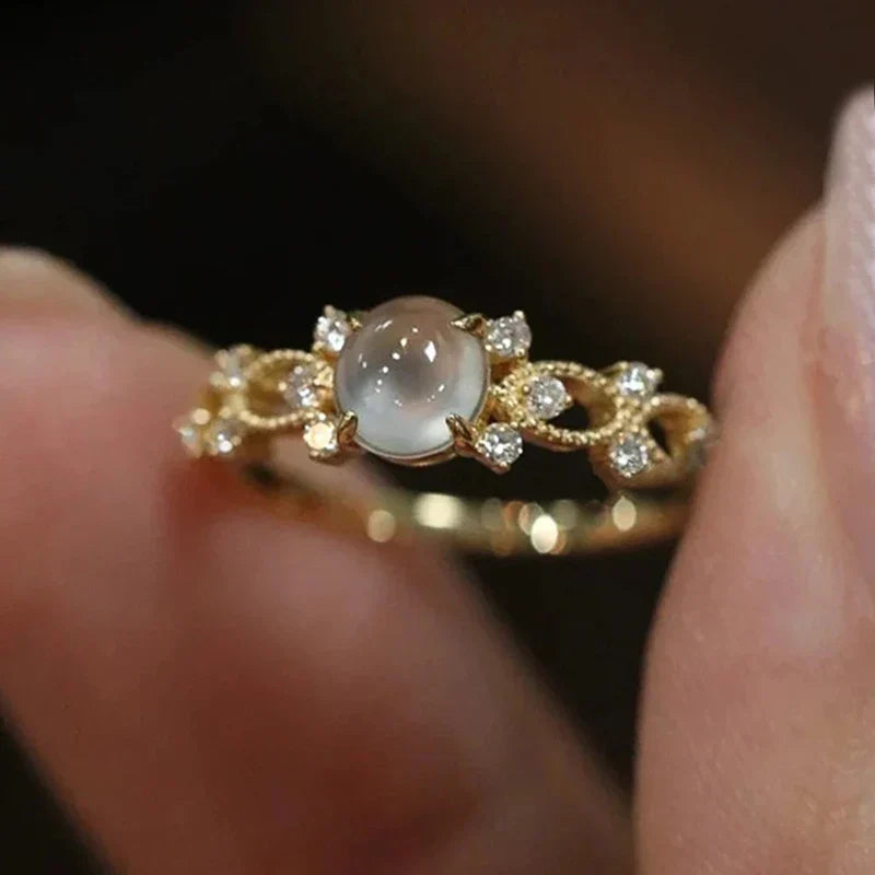 Sienna – Ring Mondstein Handgefasst