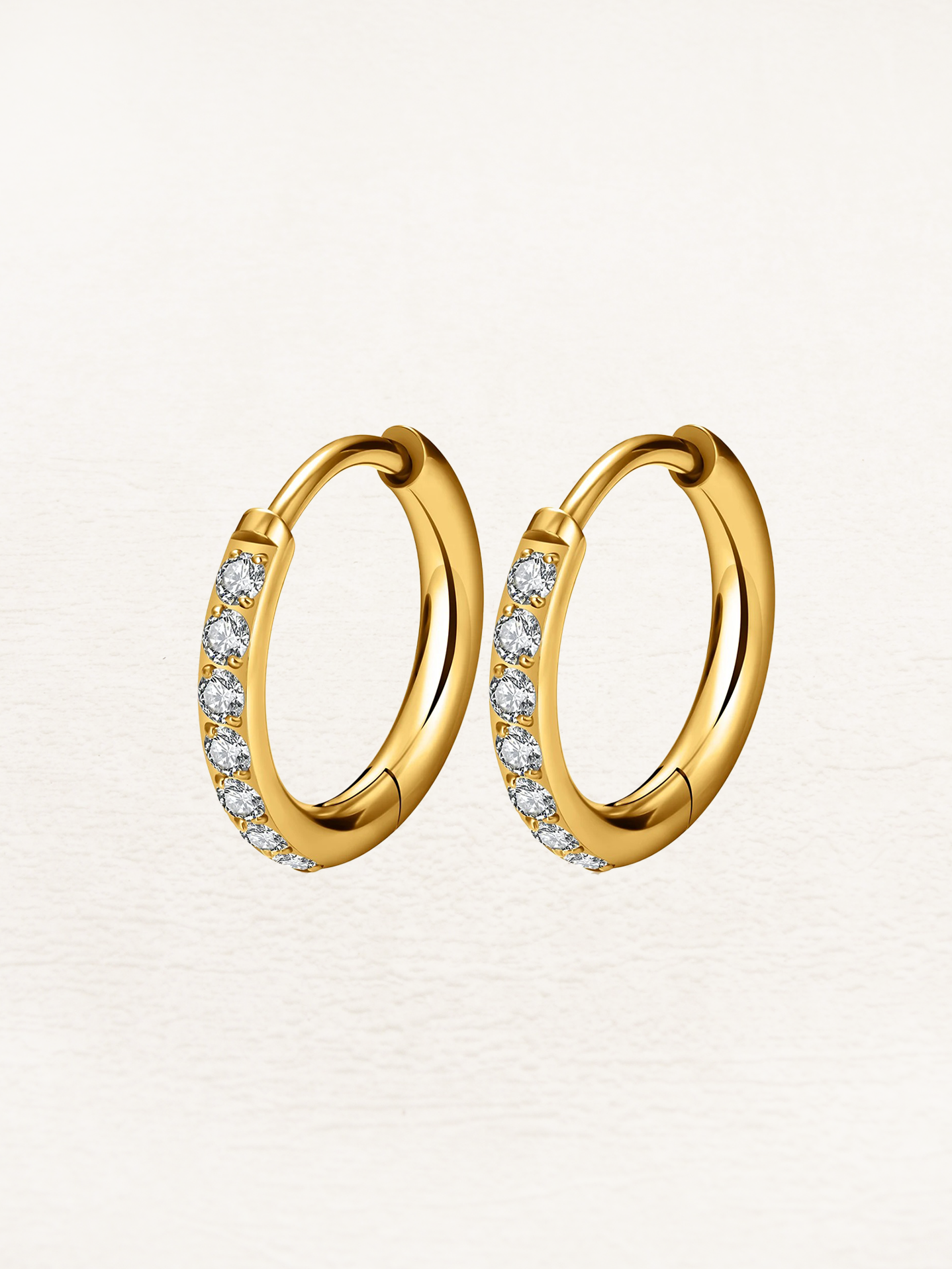 Jane – Huggie Creolen mit Zirkonia in Gold