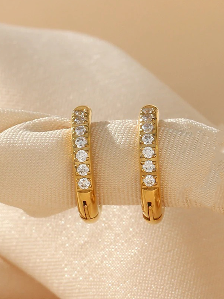 Jane – Huggie Creolen mit Zirkonia in Gold