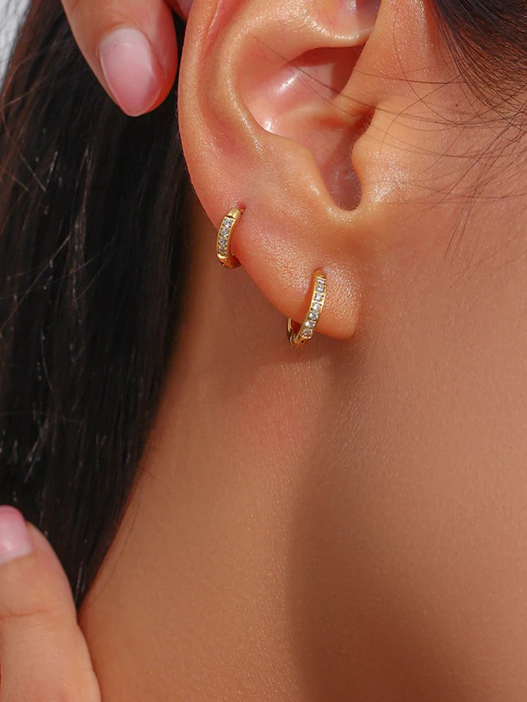 Jane – Huggie Creolen mit Zirkonia in Gold