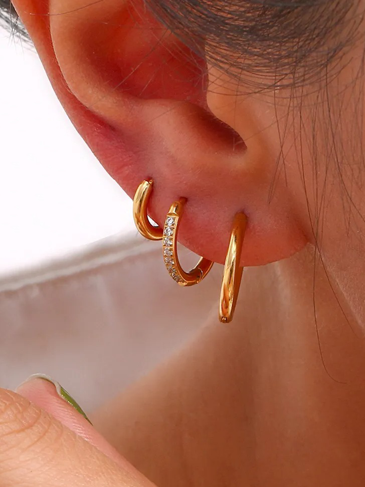Jane – Huggie Creolen mit Zirkonia in Gold