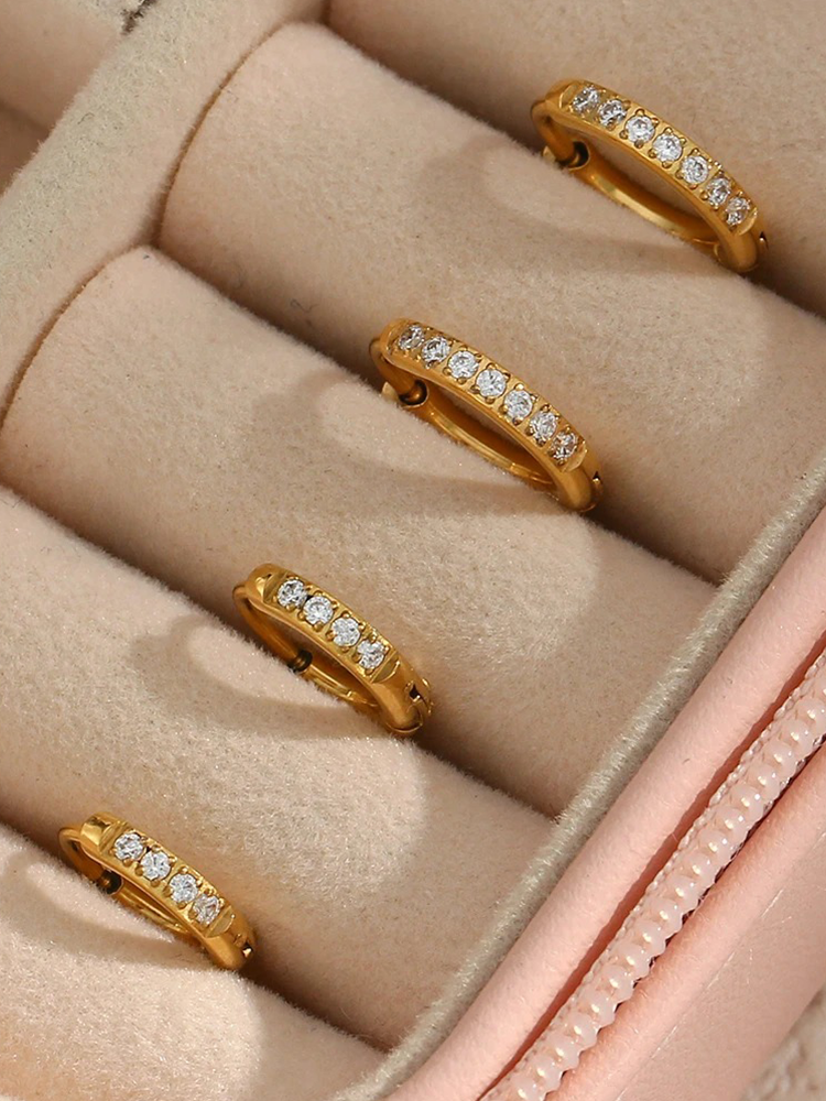 Jane – Huggie Creolen mit Zirkonia in Gold