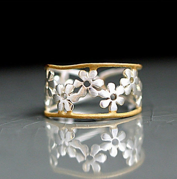 Merina – Asymmetrischer Gänseblümchen-Ring
