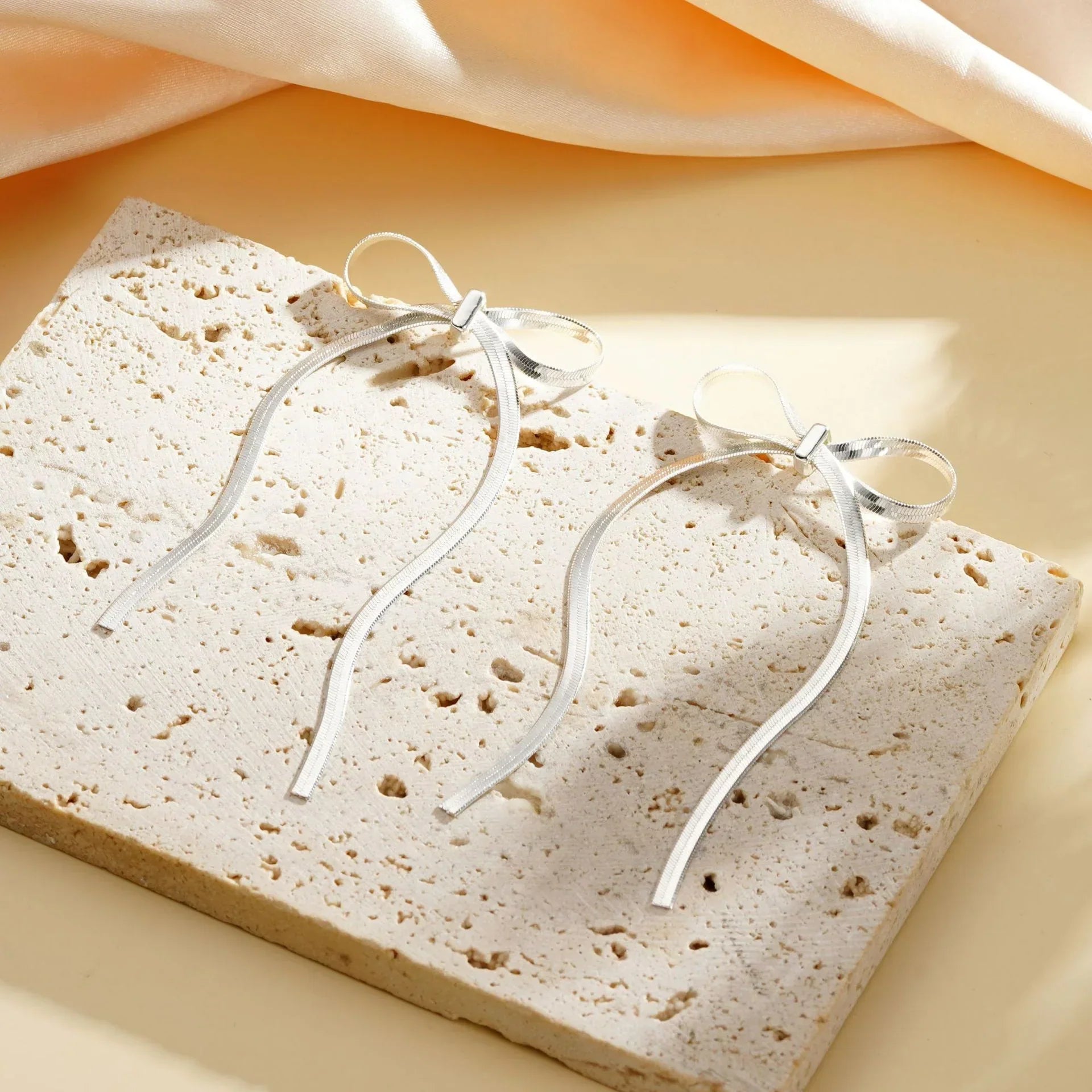 Nira – Zarte Knoten-Ohrringe