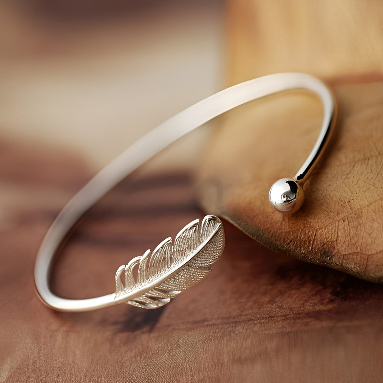 Nayla – Elegantes Silbernes Federarmband