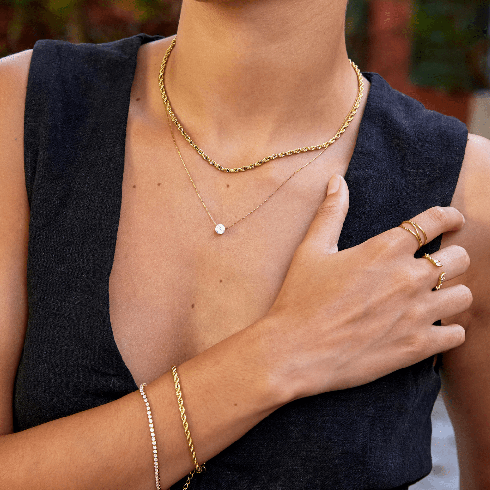 Amaris – Goldene Halskette mit elegantem runden Kristall