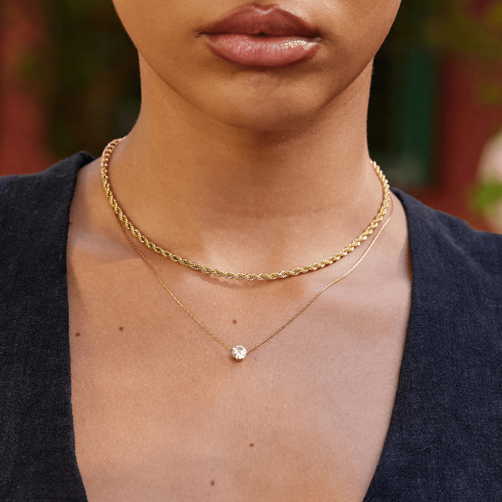 Amaris – Goldene Halskette mit elegantem runden Kristall