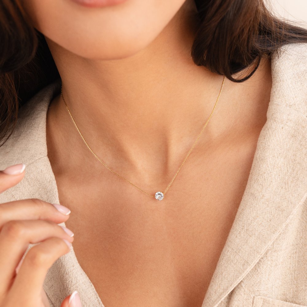Amaris – Goldene Halskette mit elegantem runden Kristall