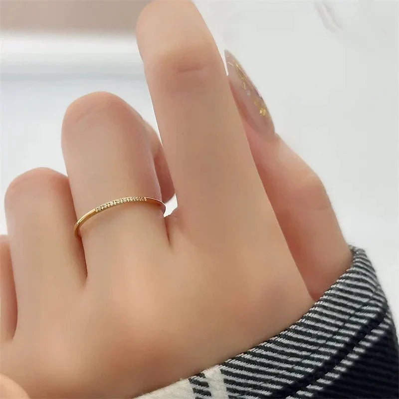 Alana – Feiner Ring mit gesprenkelten Diamanten