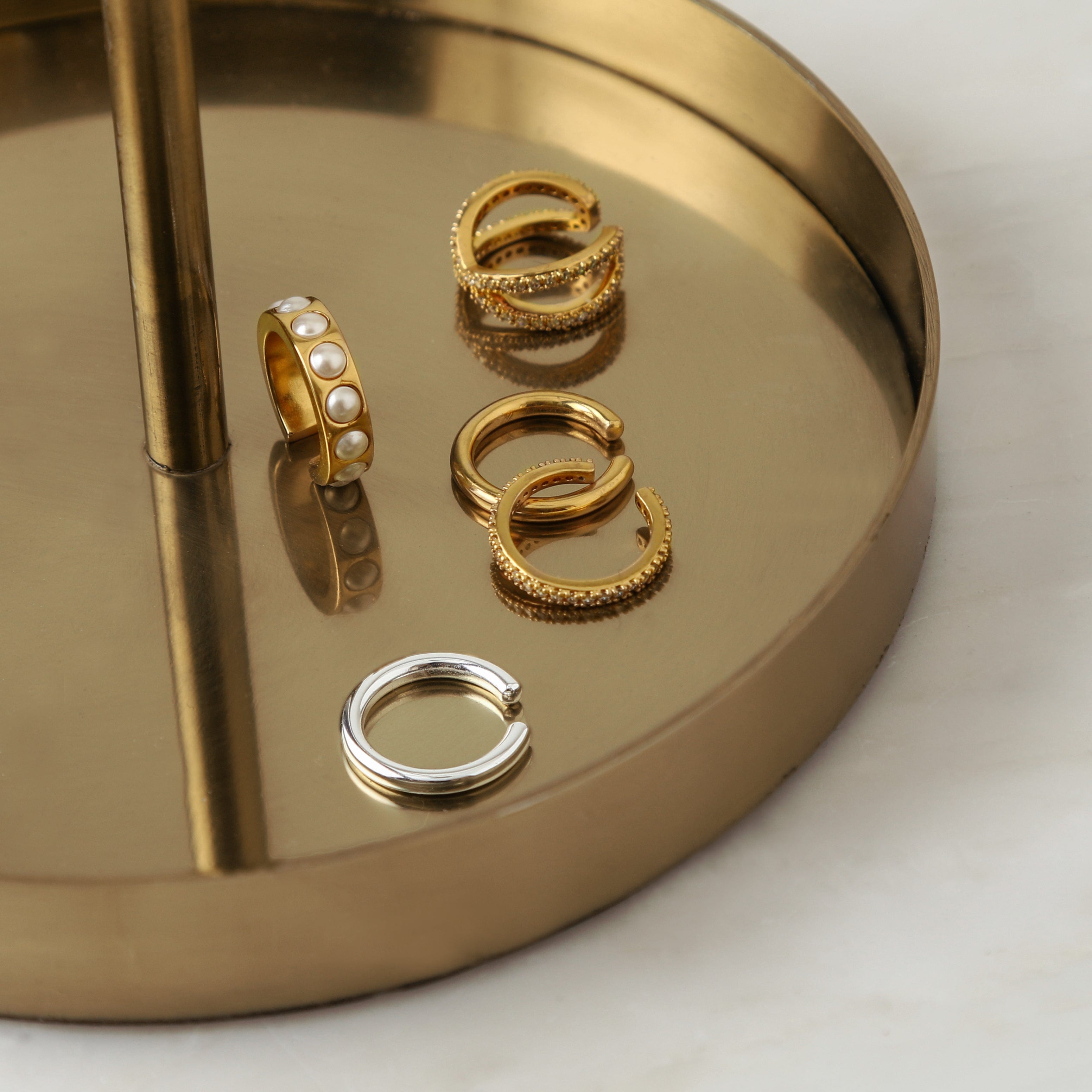 Bree – Vergoldete Ohrmanschette mit Kristallen besetzt