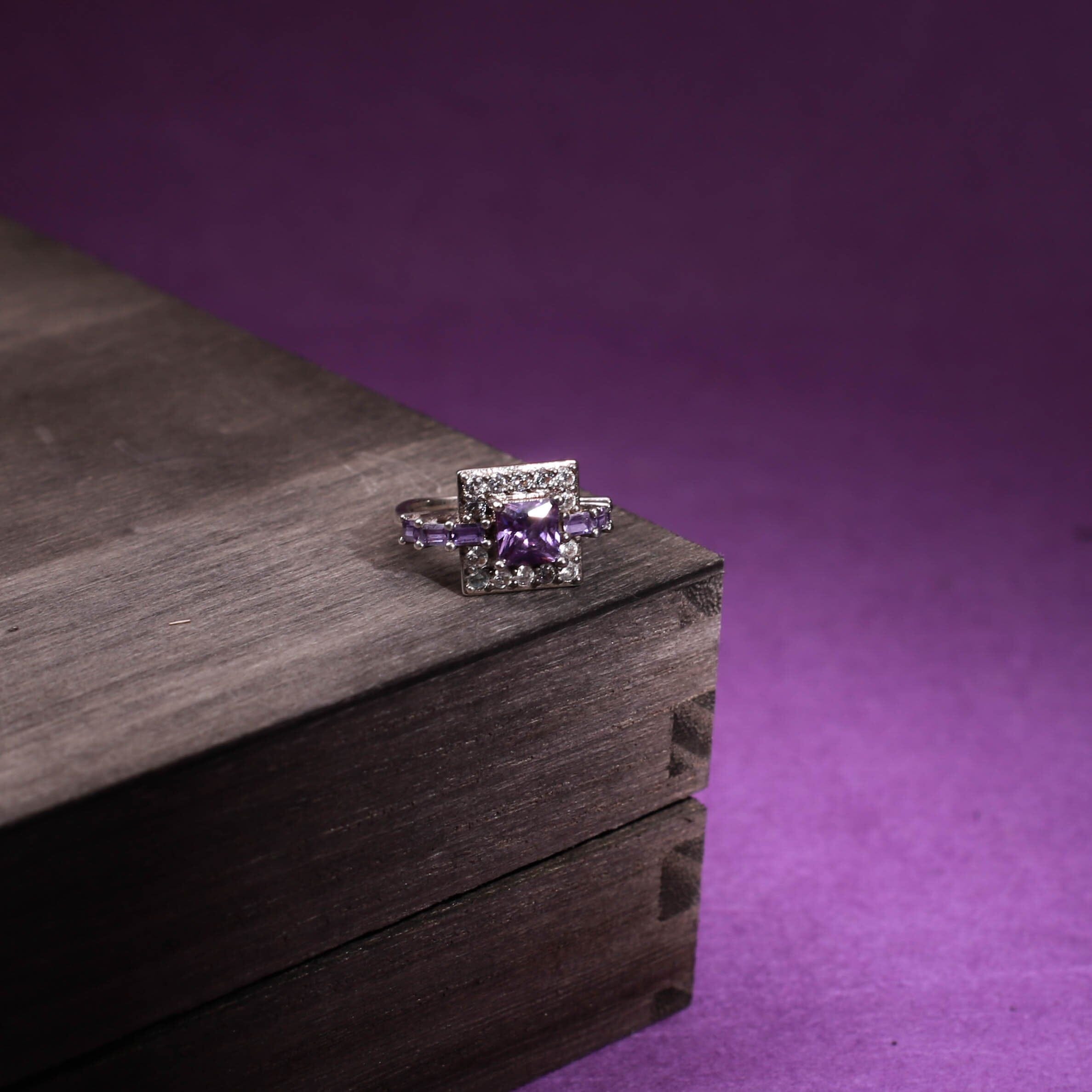 Lyra – Quadratischer Ring aus Amethyst Kristall
