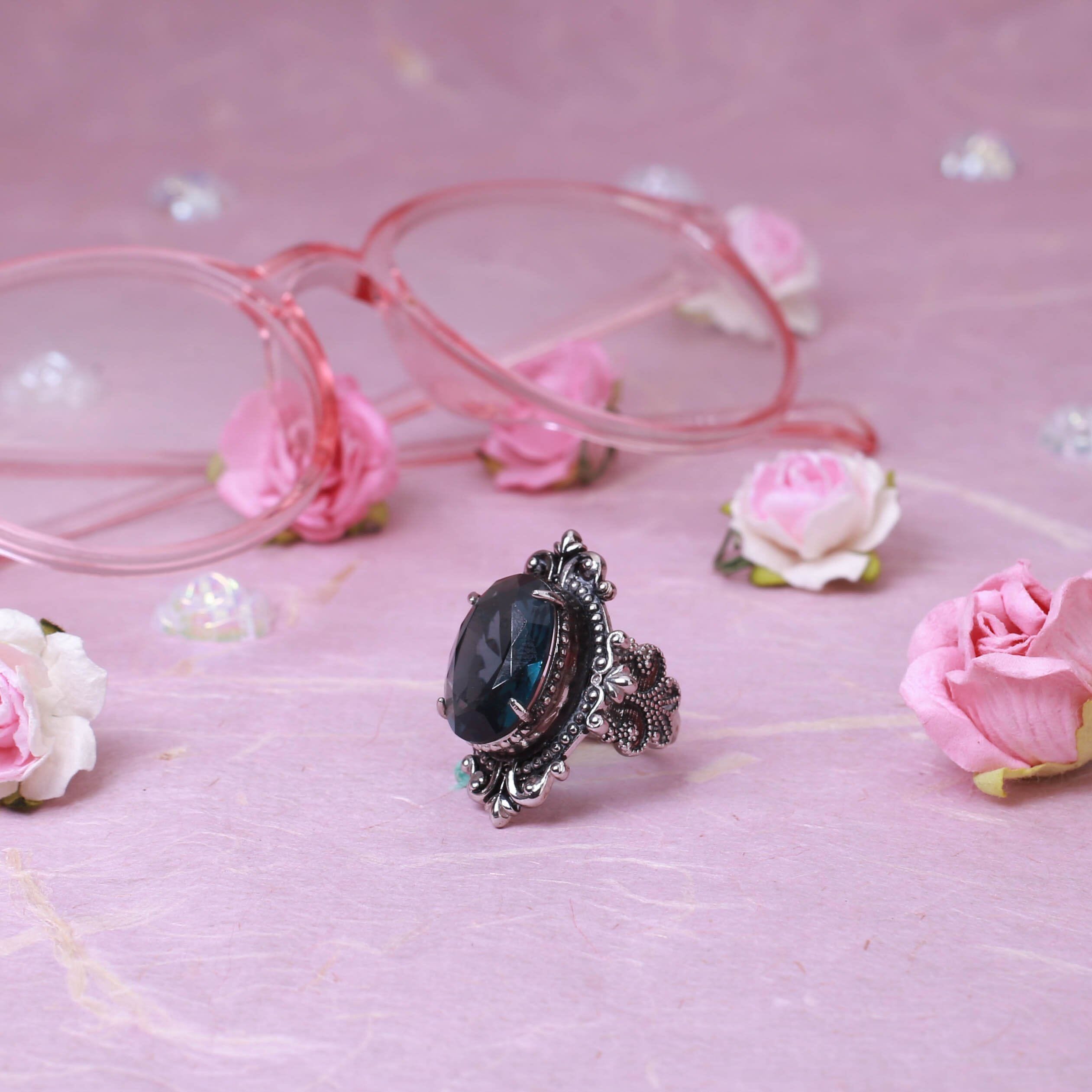 Ysoria – Ring Pfau in Blauem Saphir Vintage