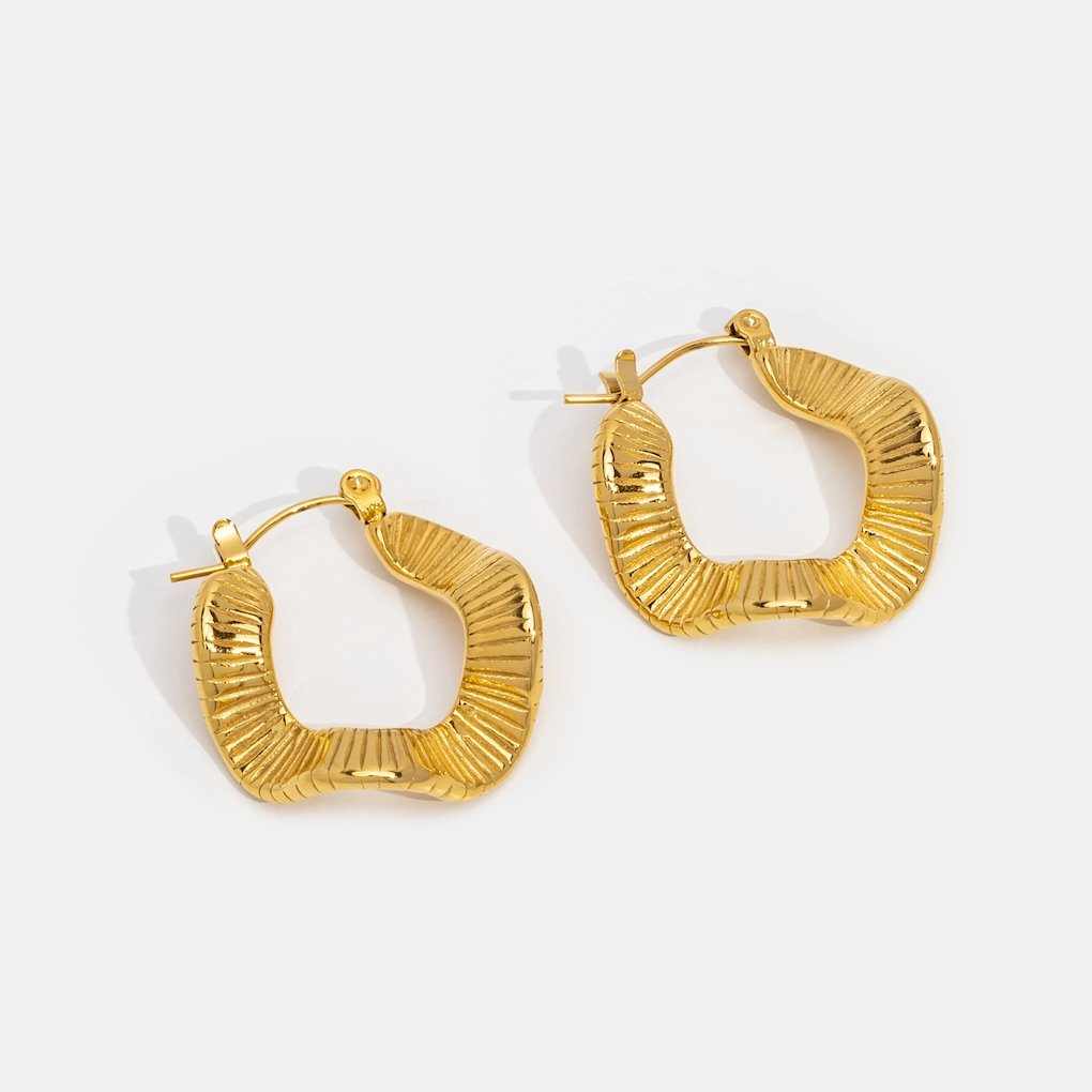 Anja – Goldene Kreolen mit gewelltem Design