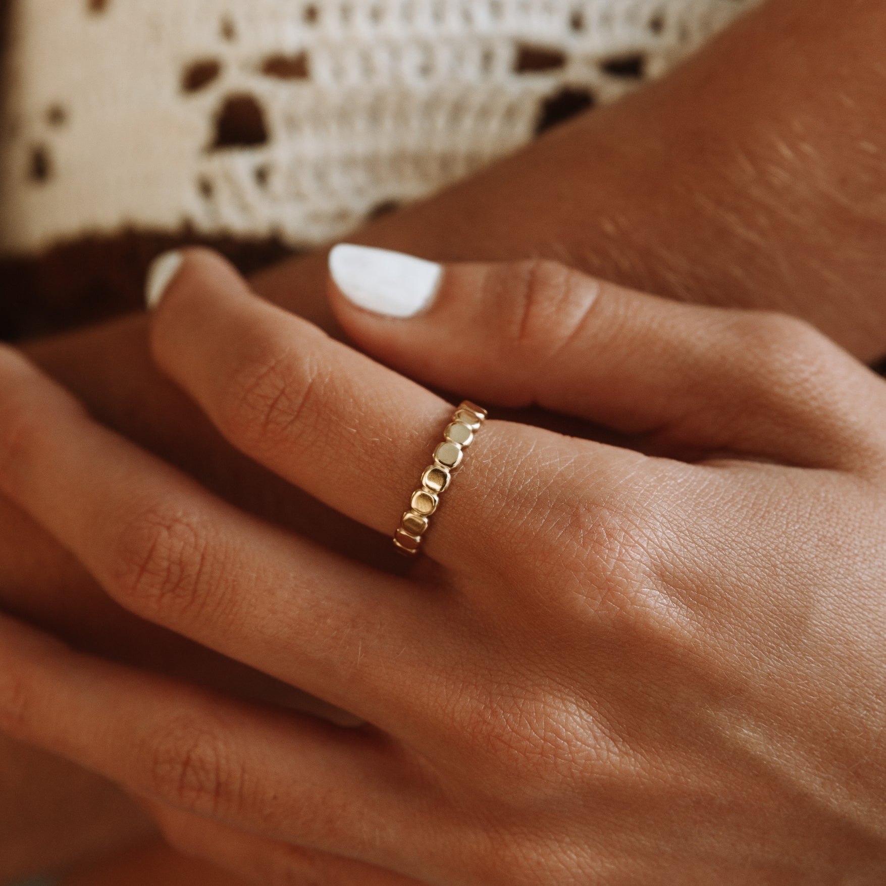 Nessa – Goldener Ring mit Kugeldesign