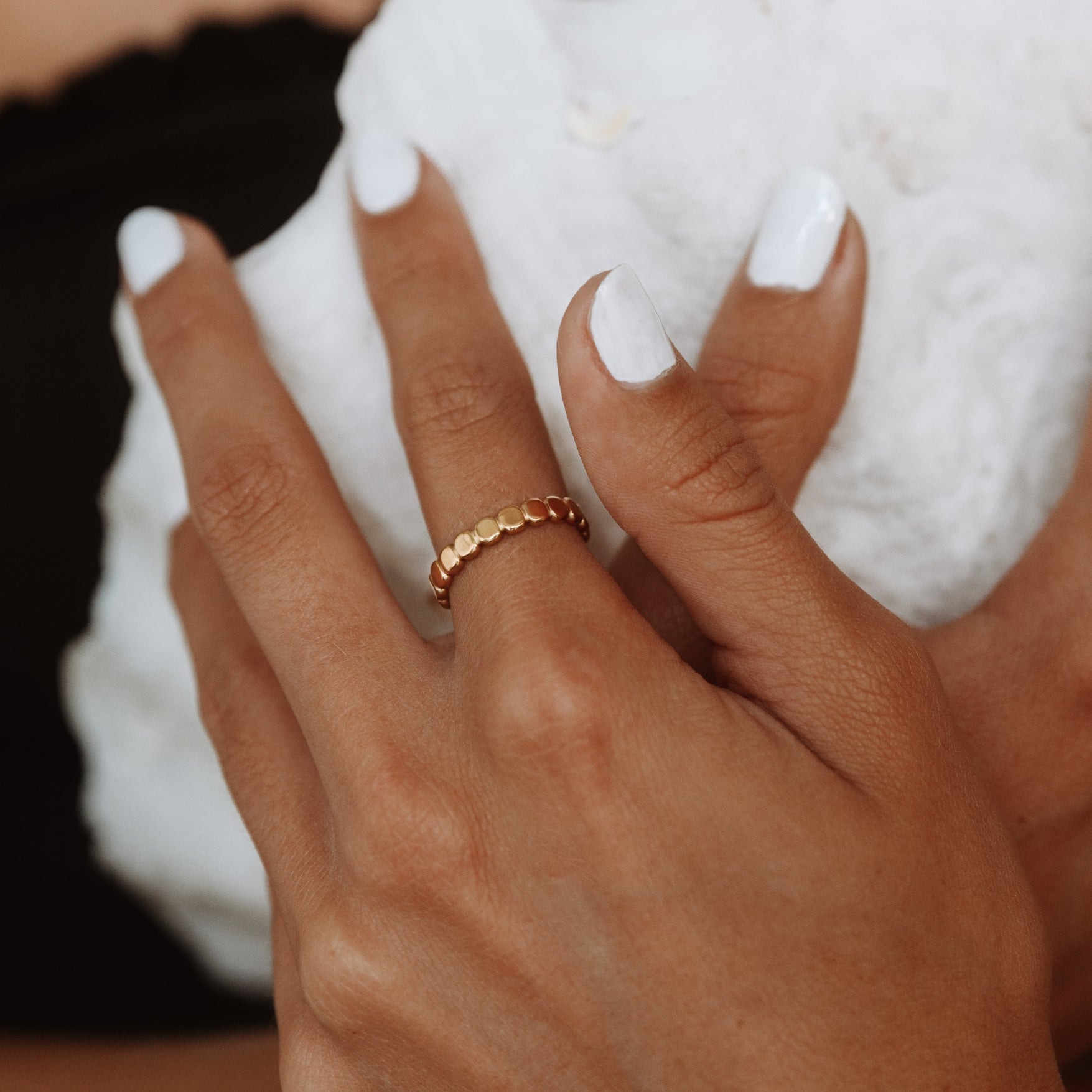 Nessa – Goldener Ring mit Kugeldesign