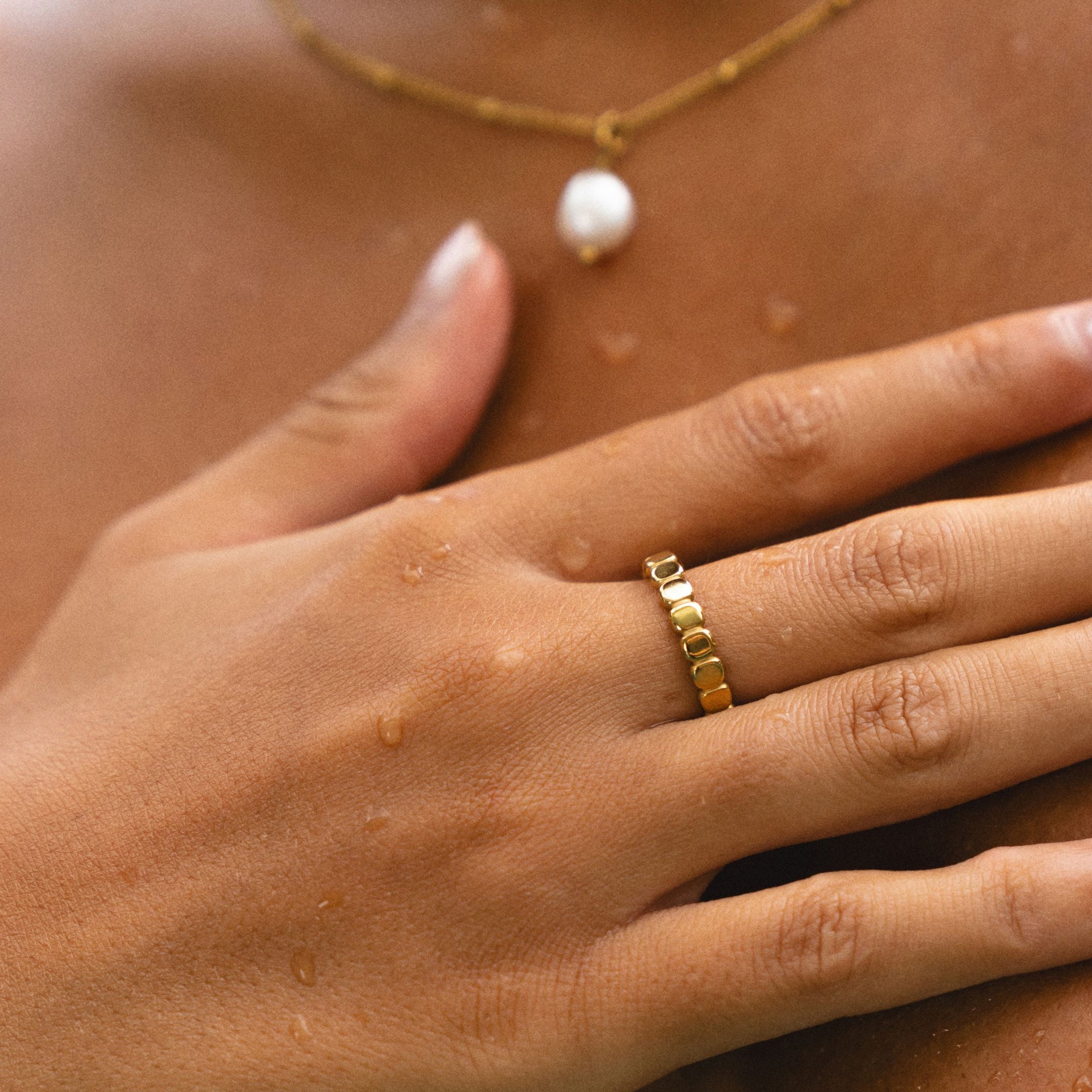 Nessa – Goldener Ring mit Kugeldesign