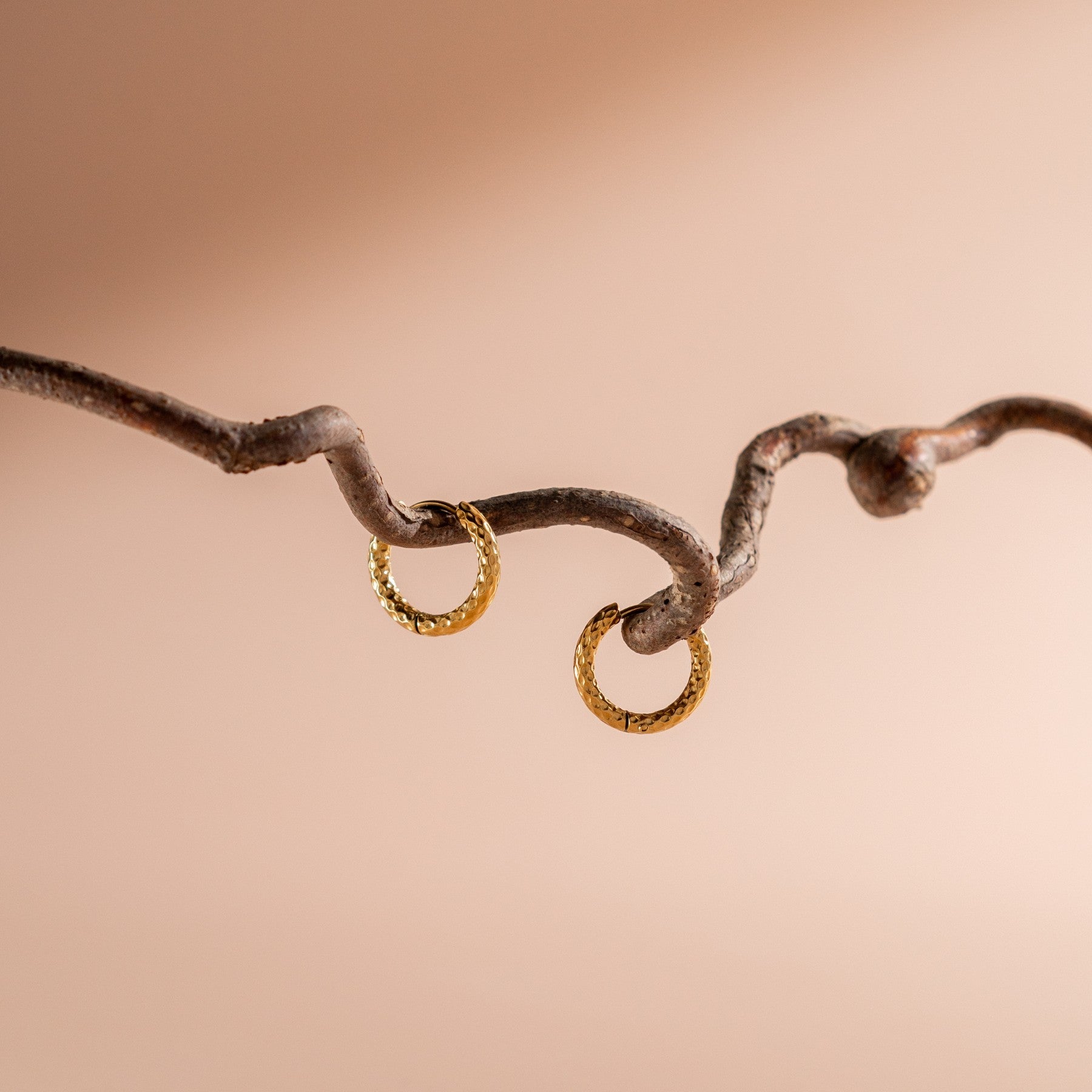 Amara – Gehämmerten Goldene Ohrringe Wasserfest
