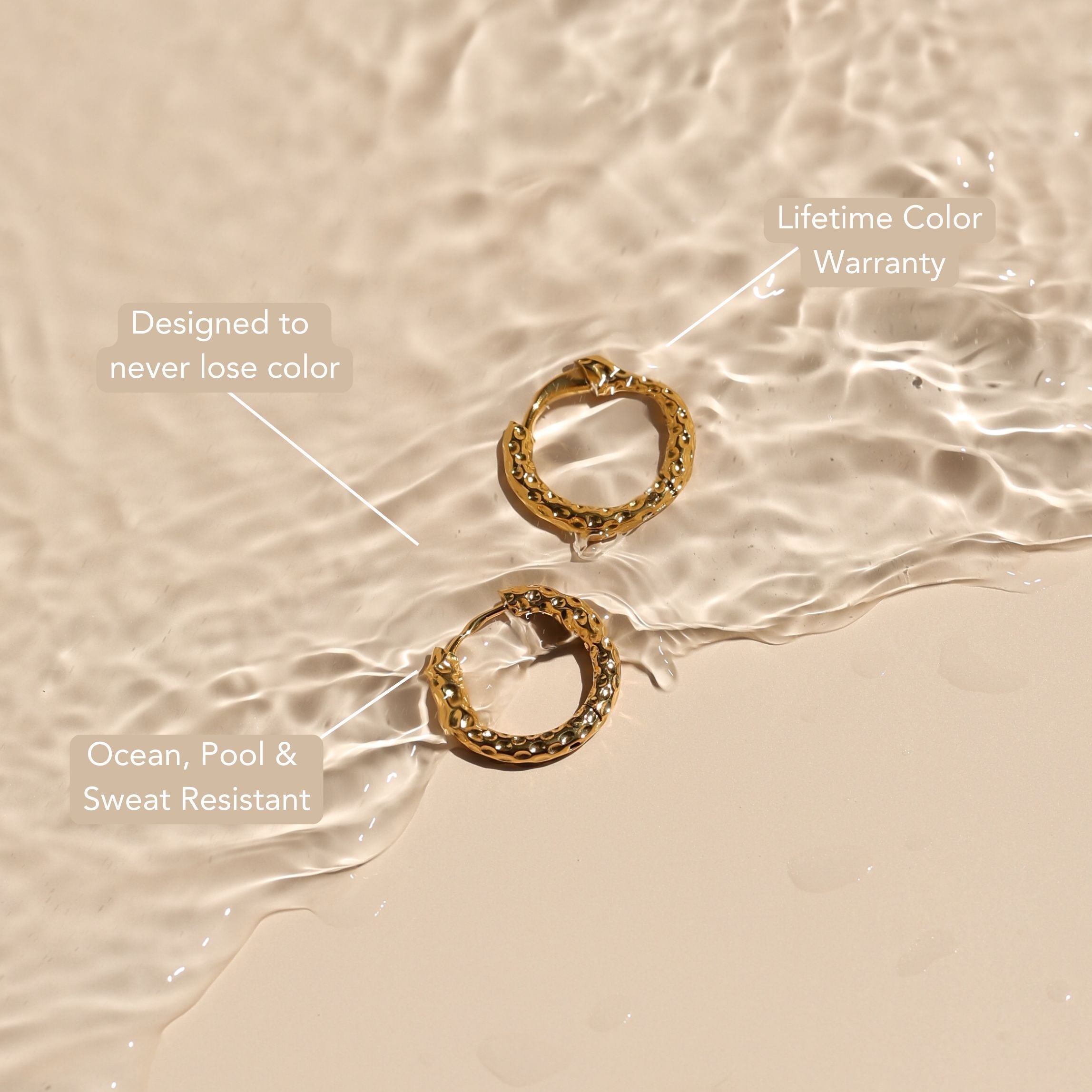 Amara – Gehämmerten Goldene Ohrringe Wasserfest