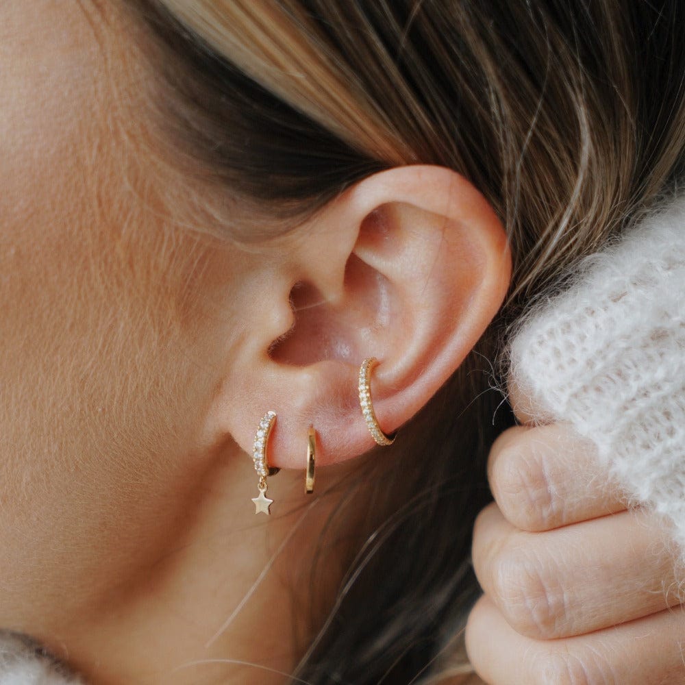 Enora – Goldene Kreolen im Puristischen Design