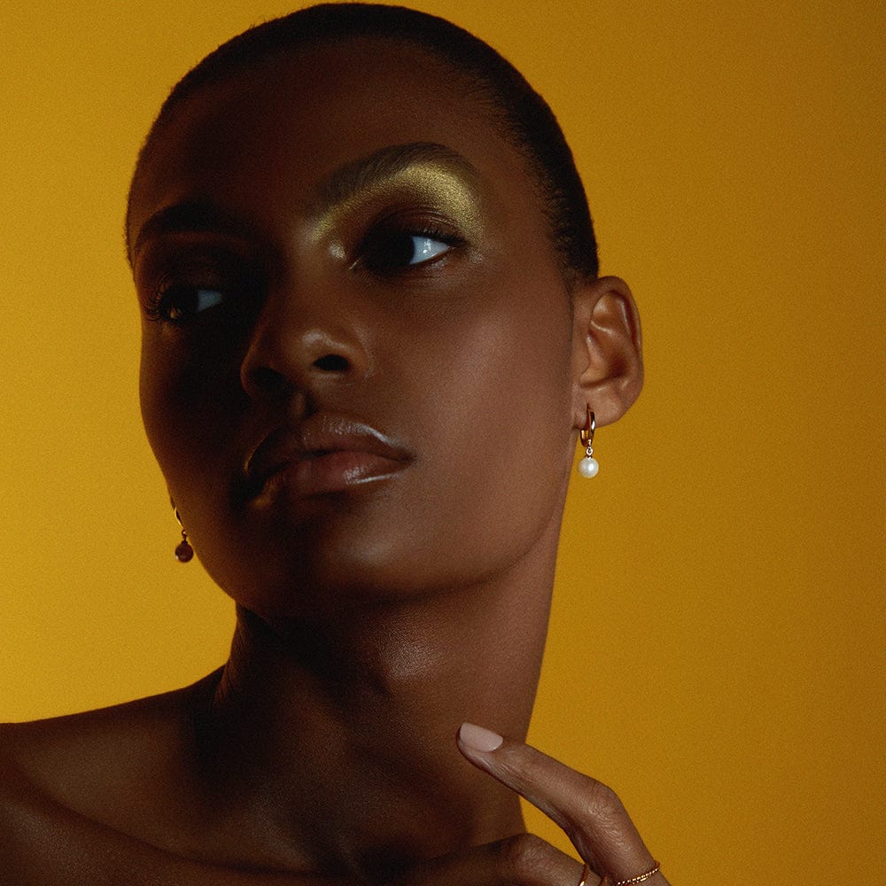 Isola – Goldene Ohrringe mit Perlenanhänger