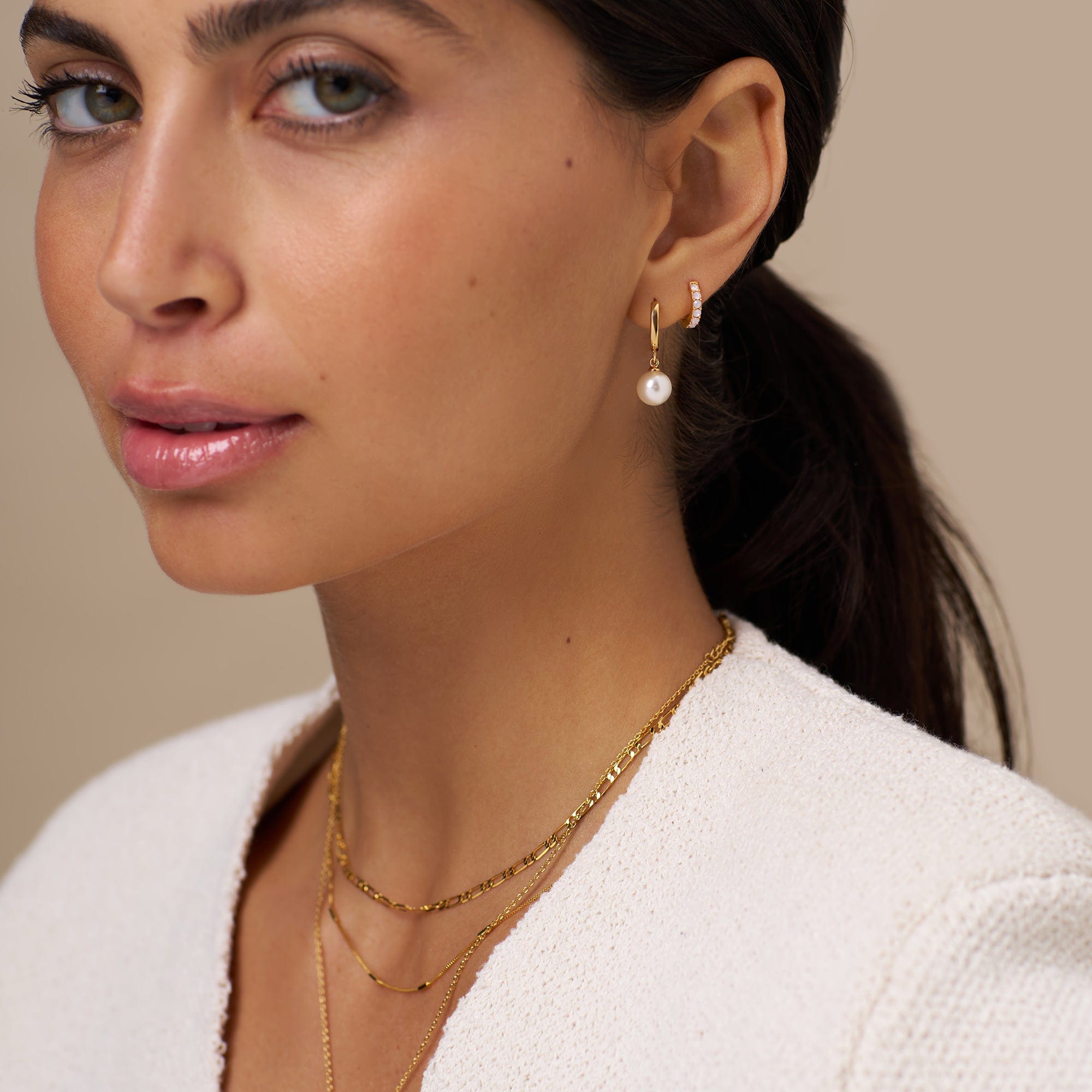 Isola – Goldene Ohrringe mit Perlenanhänger