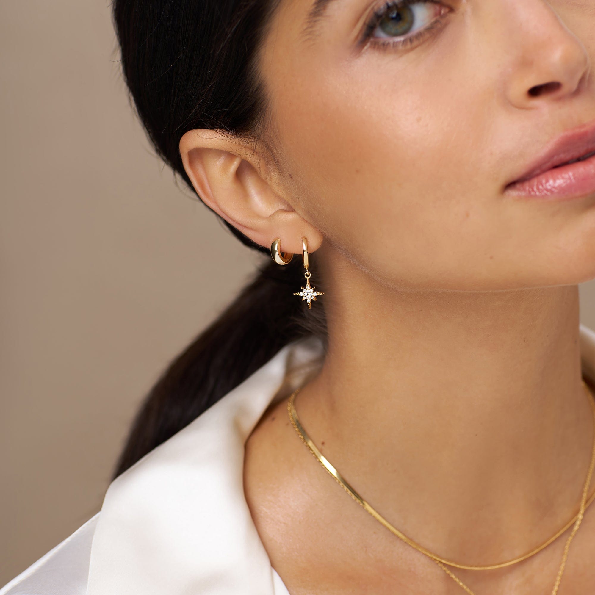Nora – Ohrringe Huggie mit Goldenem Stern