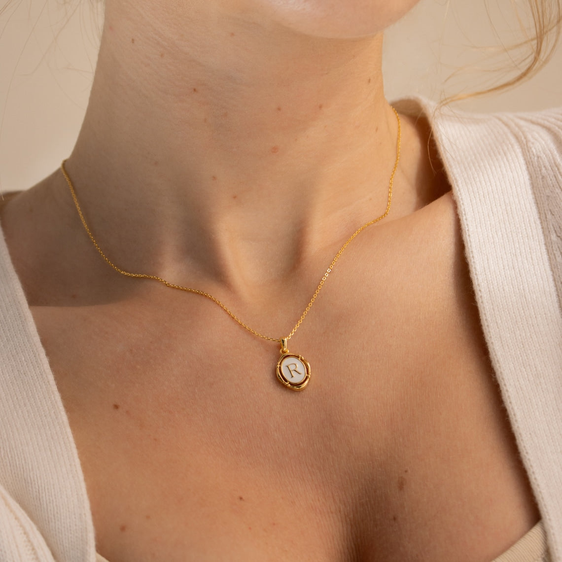 Halskette mit Initialen-Anhänger - Halskette aus weißer Emaille und Gold