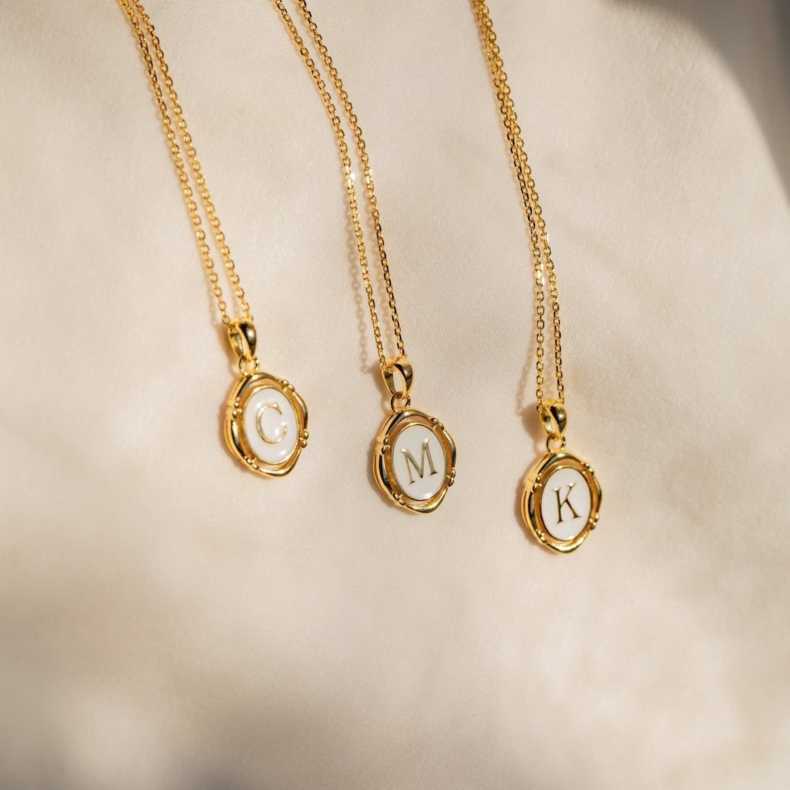 Halskette mit Initialen-Anhänger - Halskette aus weißer Emaille und Gold