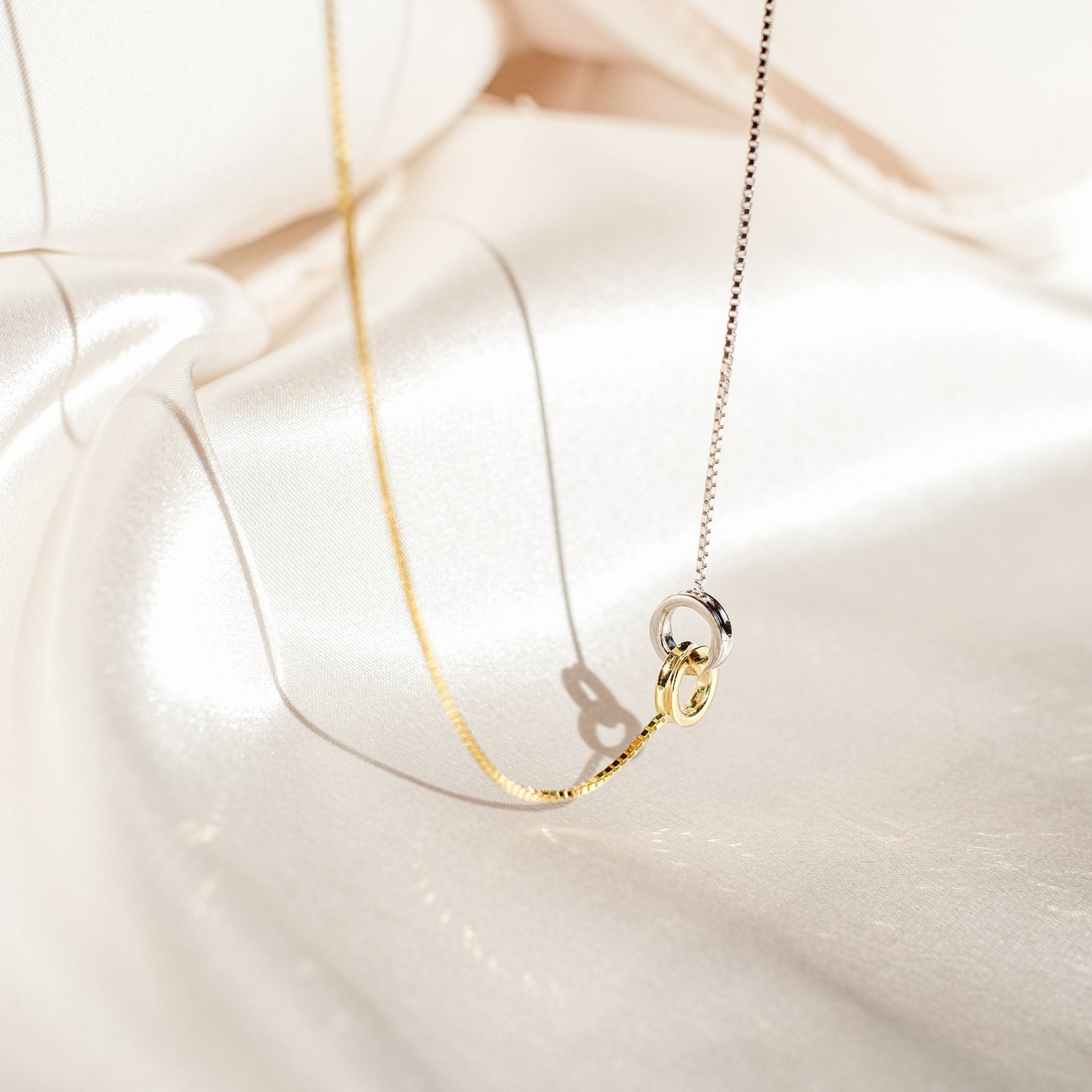 Elisse – Collier mit verflochtenen Kreisen