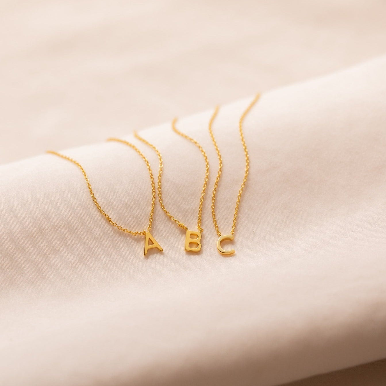 Jasmine – Zarte Kette mit personalisiertem Initial