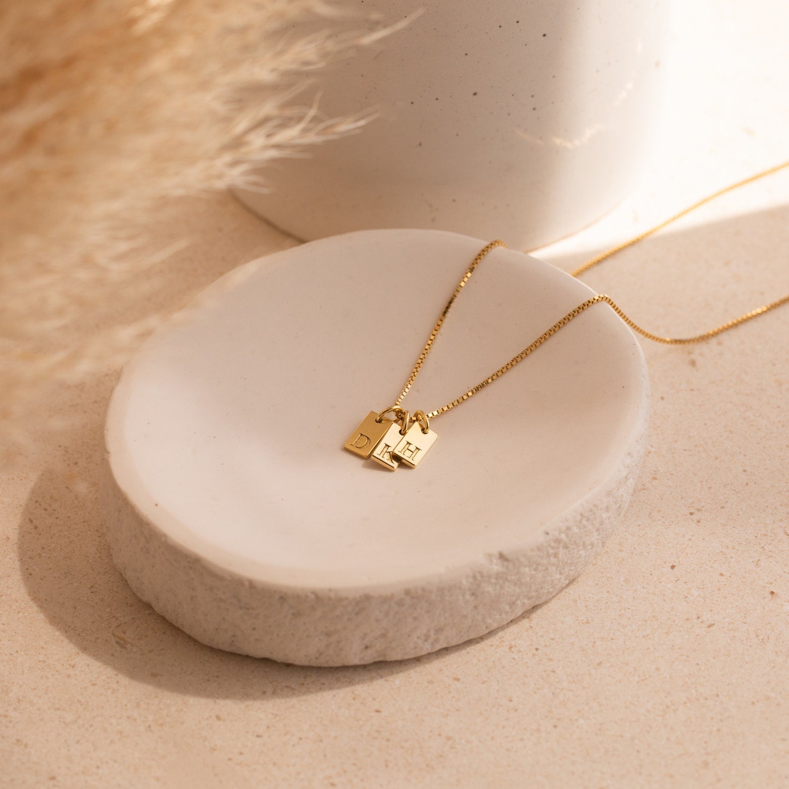 Clara – Mini-Tag-Kette mit personalisiertem Initial