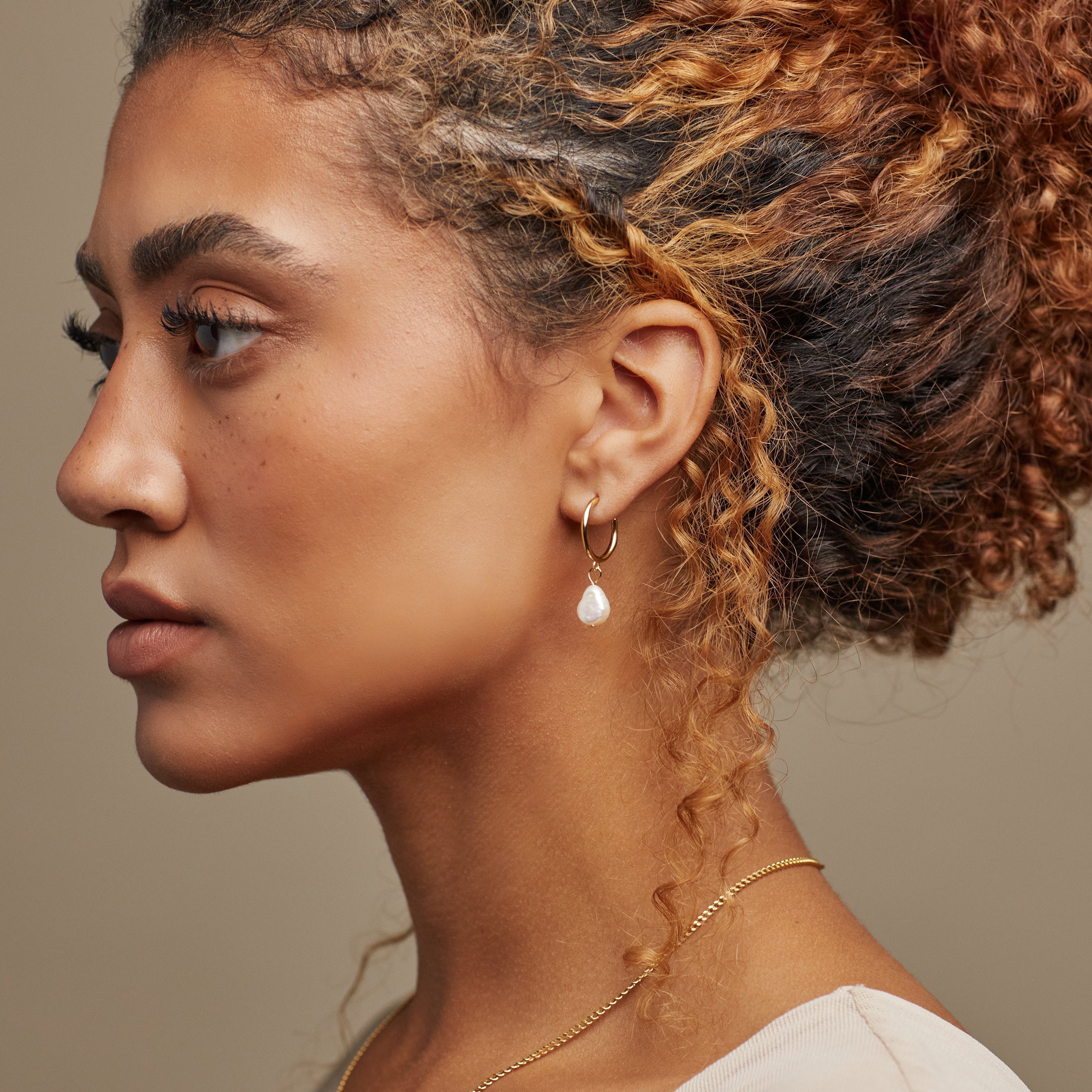Colette – Elegante Kreolen mit Perlen