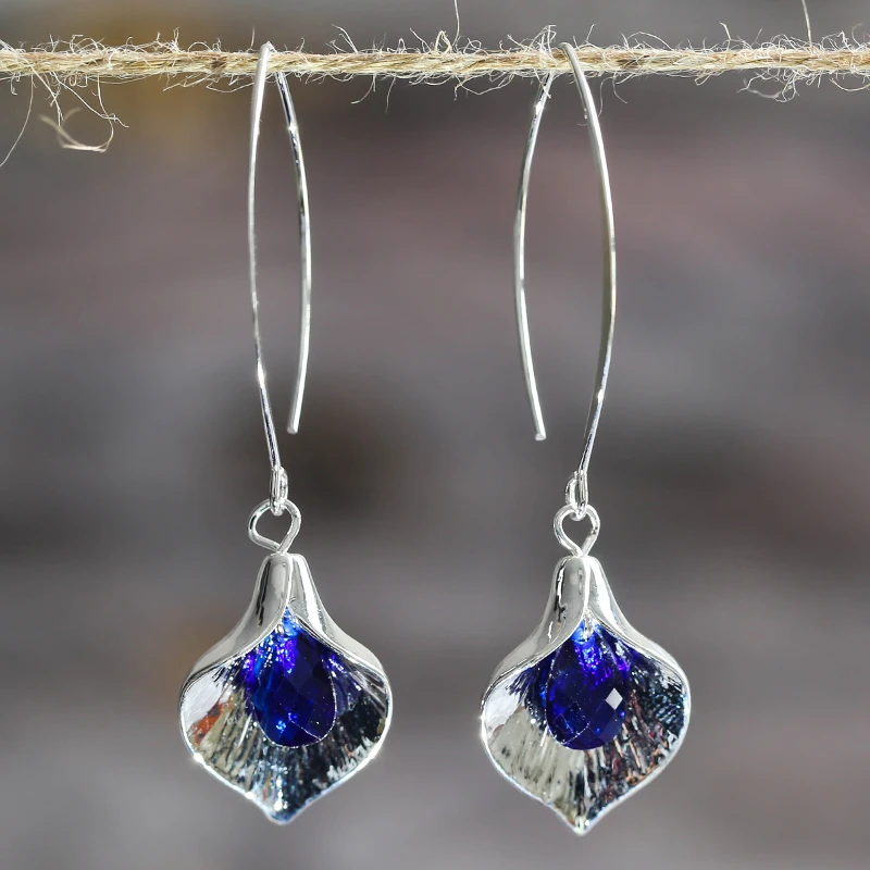 Lyana – Silberne Ohrringe mit Blauem Stein