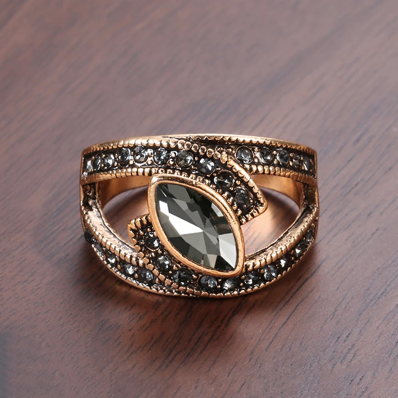 Amena – Elegante Ring aus schwarzem Kristall