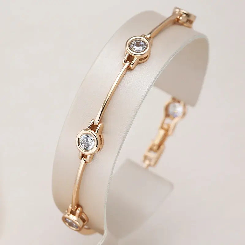 Aveline – Zartes goldenes Armband mit Zirkonia-Anhängern