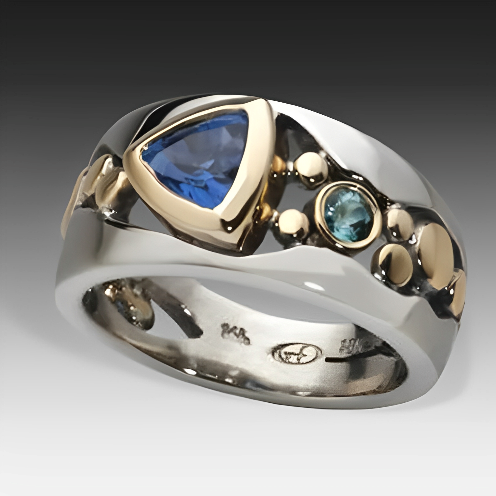 Auria – Vintage-Ring mit leuchtend blauem Kristall