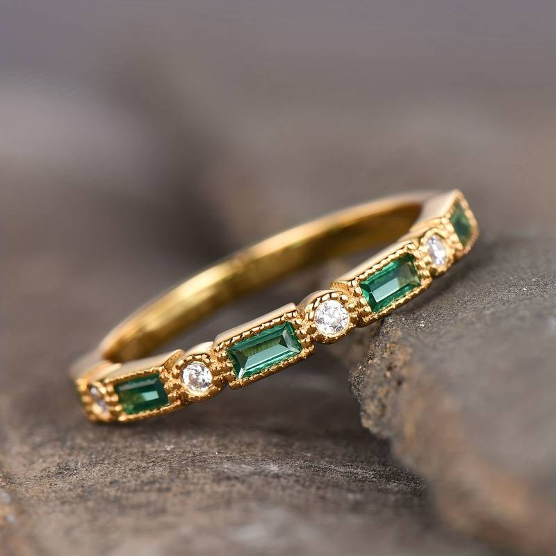 Alex – Ring aus Gold mit grünem Zirkon besetzt