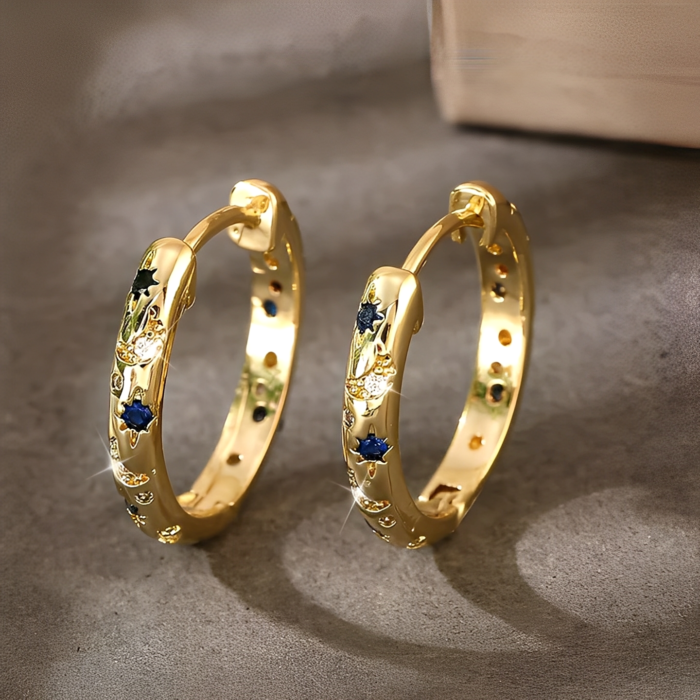 Lyndell – Vintage-Ohrringe in Gold & Blauem Zirkon